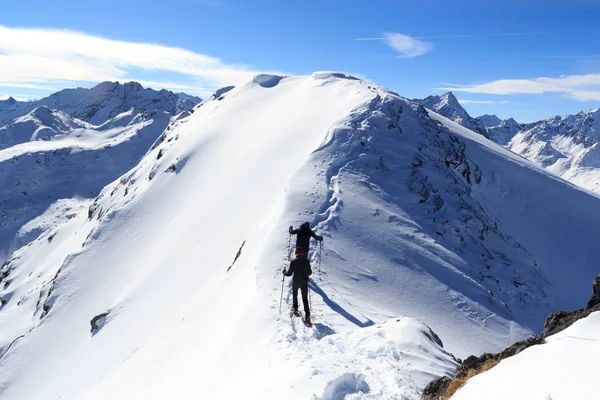 二人の男は山雪の山稜と Stubai アルプス、オーストリアのパノラマ ハイキングをスノーシューします。 — ストック写真