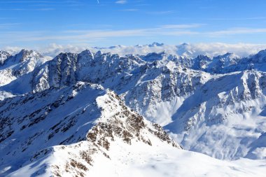 Dağ panorama Stubai Alps, Avusturya için kışın kar ve mavi gökyüzü ile