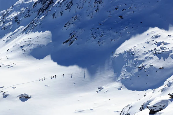 群人滑雪登山和奥地利洛尔阿尔卑斯山雪全景 — 图库照片