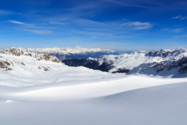 Dağ panorama Stubai Alps, Avusturya için kışın kar ve mavi gökyüzü ile