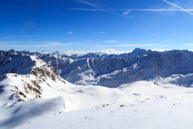 Dağ panorama Stubai Alps, Avusturya için kışın kar ve mavi gökyüzü ile