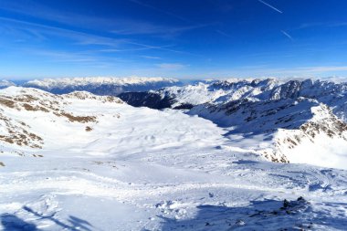Dağ panorama Stubai Alps, Avusturya için kışın kar ve mavi gökyüzü ile