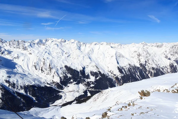 Dağ panorama Stubai Alps, Avusturya için kışın kar ve mavi gökyüzü ile