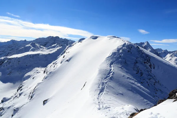 Stubai アルプス、オーストリアの冬の雪と青空と山のパノラマ — ストック写真