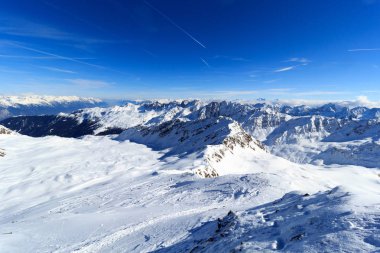 Dağ panorama Stubai Alps, Avusturya için kışın kar ve mavi gökyüzü ile