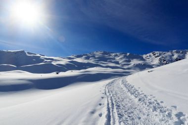 Dağ panorama Stubai Alps, Avusturya için kışın kar, güneş ve Karayak iz ile
