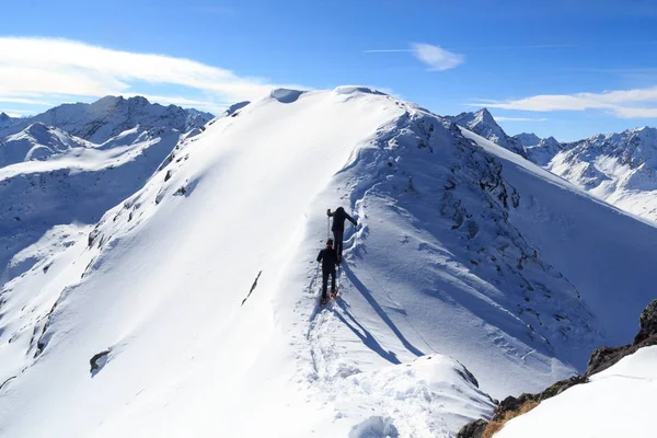 二人の男は山雪の山稜と Stubai アルプス、オーストリアのパノラマ ハイキングをスノーシューします。 — ストック写真