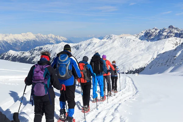 Bir grup insan kar ayakkabıları ve dağ kar panorama Stubai Alps, Avusturya için mavi gökyüzü ile hiking