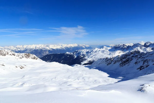 Dağ panorama Stubai Alps, Avusturya için kışın kar ve mavi gökyüzü ile
