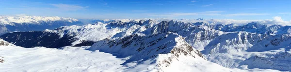 Dağ panorama Stubai Alps, Avusturya için kışın kar ve mavi gökyüzü ile — Stok fotoğraf
