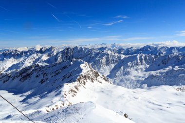 Dağ panorama Stubai Alps, Avusturya için kışın kar ve mavi gökyüzü ile