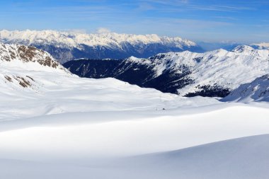 Dağ panorama Stubai Alps, Avusturya için kışın kar ve mavi gökyüzü ile