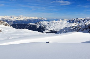 Dağ panorama Stubai Alps, Avusturya için kışın kar ve mavi gökyüzü ile