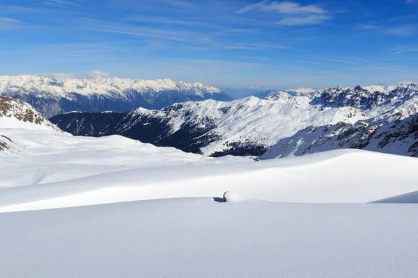 Panorama montano con neve e cielo azzurro in inverno nelle Alpi dello Stubai, Austria — Foto Stock