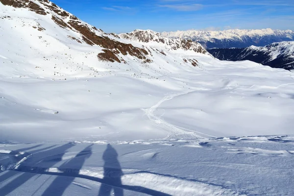 Dağ panorama Stubai Alps, Avusturya için kışın kar ve mavi gökyüzü ile