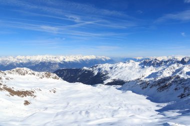Dağ panorama Stubai Alps, Avusturya için kışın kar ve mavi gökyüzü ile