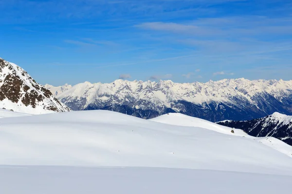 Panorama gór, śniegu i blue Sky w Zima w Stubaital, Austria — Zdjęcie stockowe