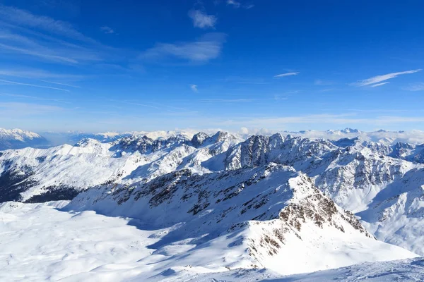 Dağ panorama Stubai Alps, Avusturya için kışın kar ve mavi gökyüzü ile