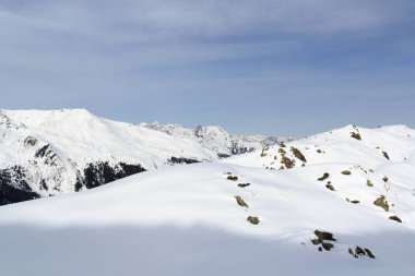 Dağ panorama Stubai Alps, Avusturya için kışın kar, ağaçlar ve mavi gökyüzü ile