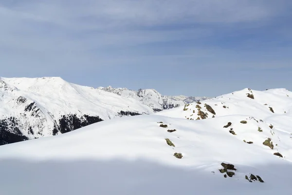 Panorama de montaña con nieve, árboles y cielo azul en invierno en Stubai Alps, Austria —  Fotos de Stock