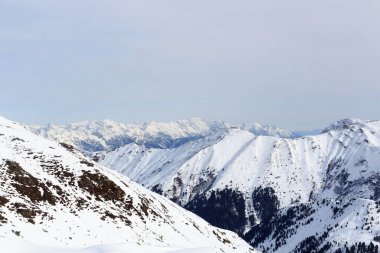 Dağ panorama Stubai Alps, Avusturya için kışın kar, ağaçlar ve mavi gökyüzü ile