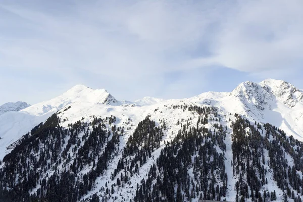 Panorama montanhoso com neve, árvores e céu azul no inverno em Stubai Alps, Áustria — Fotografia de Stock