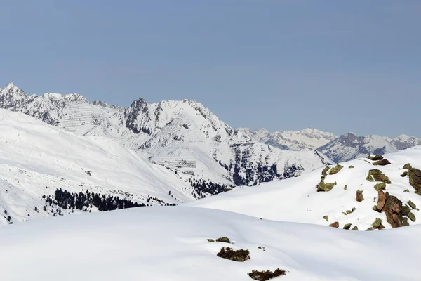 Panorama de montaña con nieve, árboles y cielo azul en invierno en Stubai Alps, Austria —  Fotos de Stock