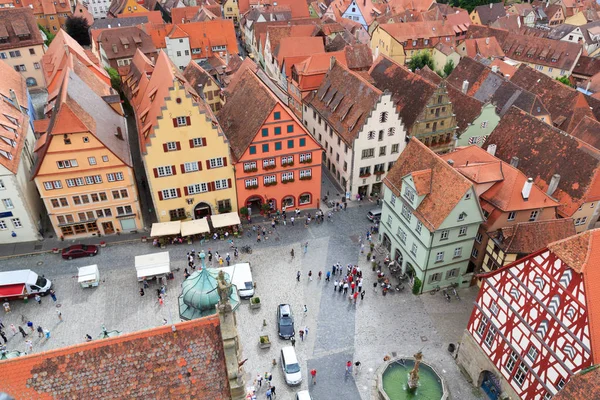 Paisaje urbano del casco antiguo medieval Rothenburg ob der Tauber con mercado, Alemania — Foto de Stock