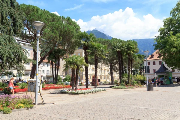 Paseo marítimo y palmeras en Merano, Tirol del Sur — Foto de Stock