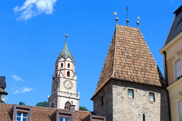 Puerta Bozener Tor y torre de la iglesia en Merano, Tirol del Sur — Foto de Stock