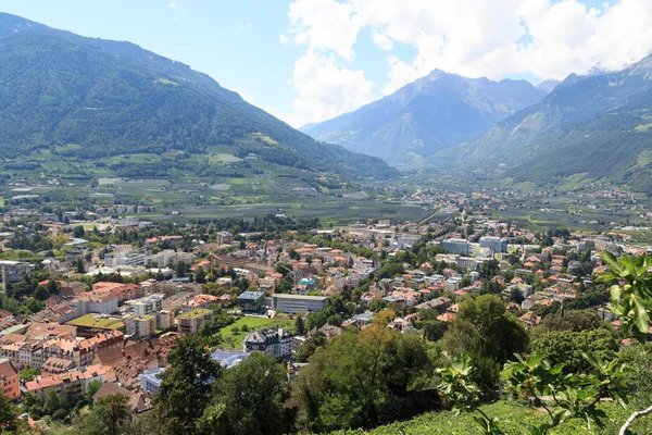 Városkép Merano és hegy a dél-tiroli Alpok panoráma — Stock Fotó