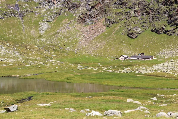 Spronser göller ve alpine hut Texel grubunda, South Tyrol Oberkaseralm — Stok fotoğraf