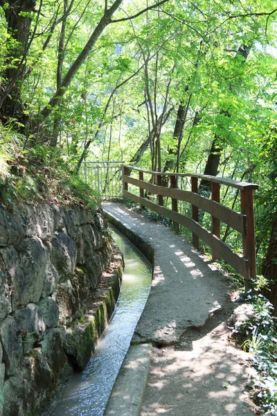 Sentier de randonnée Waalweg avec canal d'irrigation près de Merano dans le Tyrol du Sud — Photo