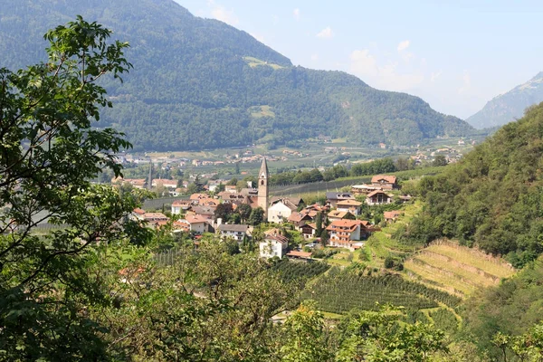 Városkép a Algund és a hegy a dél-tiroli Alpok panoráma — Stock Fotó