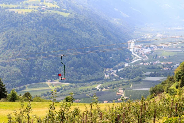 Sedačková lanovka, jabloně a horské panorama v Algundo, Jižní Tyrolsko — Stock fotografie
