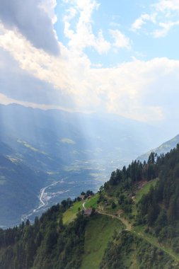 Merano, South Tyrol yakınındaki güneş ışınları ile dağ panorama