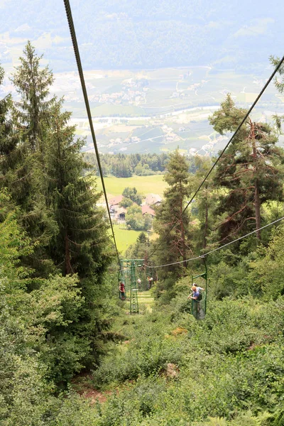 Koš výtah a stromy v Algundo, Jižní Tyrolsko — Stock fotografie