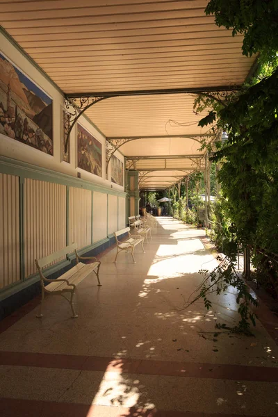 Edifício Wandelhalle com banco em Merano, Tirol do Sul — Fotografia de Stock