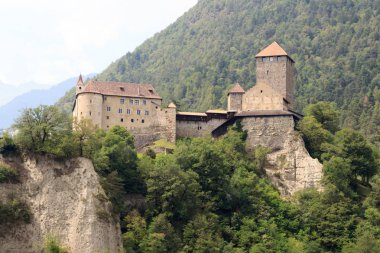 İn Tirol, South Tyrol Tyrol Kalesi ve dağ panorama