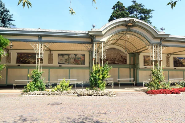 Faience gebouw met bankje in Meran, Zuid-Tirol — Stockfoto