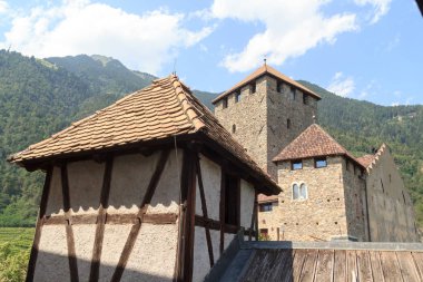 İn Tirol, South Tyrol Tyrol Kalesi ve dağ panorama