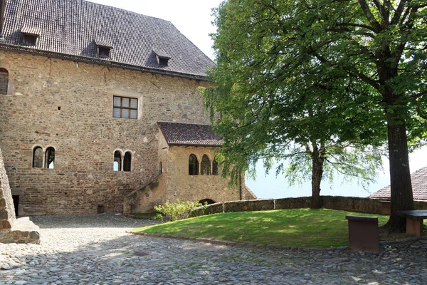 Castillo de Tirol patio interior en Tirol, Tirol del Sur — Foto de Stock