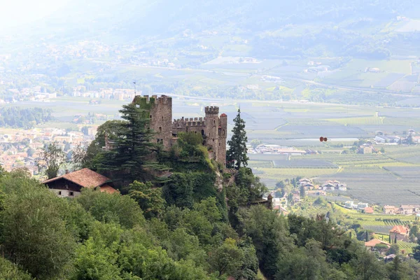 Κάστρο Brunnenburg και Merano cityscape Πανόραμα, Νότιο Τύρολο — Φωτογραφία Αρχείου