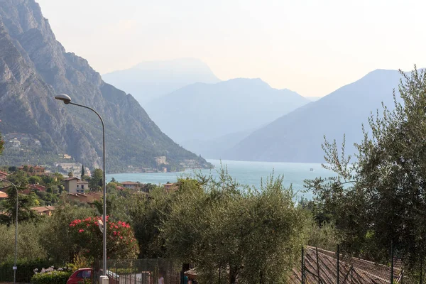 Lake Garda και ορεινό πανόραμα Limone, Ιταλία — Φωτογραφία Αρχείου