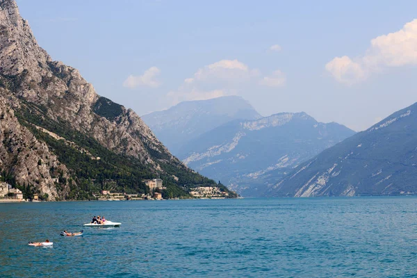 Garda Gölü ve dağ panorama tekne ve rahatlatıcı insanlar sonraki Limone, İtalya — Stok fotoğraf