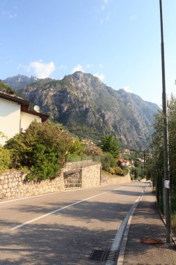 Street in Limone sul Garda, dağ panoraması, Italya