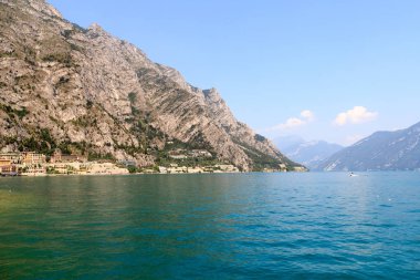 Garda Gölü ve dağ panorama Limone, İtalya