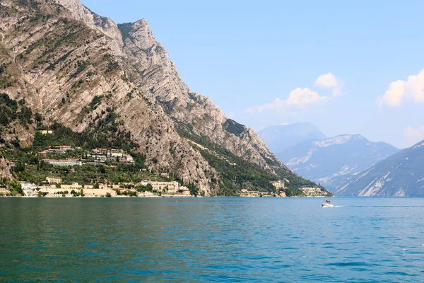 Garda Gölü ve dağ panorama ile tekne Limone, İtalya — Stok fotoğraf