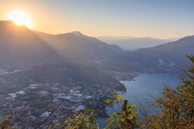 Bir Riva del Garda şehir panorama adlı Garda Gölü ve dağlar, gündoğumu sabah, İtalya
