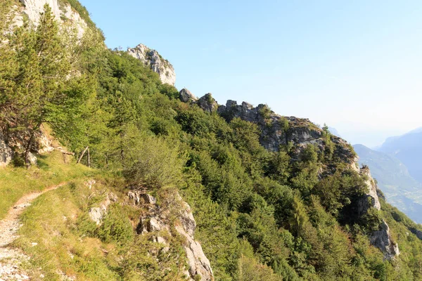 Sendero de senderismo y panorama de los Alpes de montaña cerca de Riva del Garda, Italia — Foto de Stock